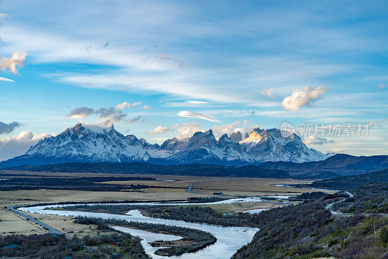 智利Torres del Paine国家公园的Serrano河景色